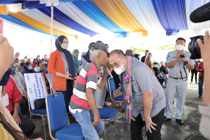 Gubernur Kepulauan Bangka Belitung (Babel) Erzaldi Rosman dalam setiap kesempatannya berdialog bersama masyarakat mengajak untuk berbagi dan bersyukur. Hal itu pula disampaikannya saat menghadiri rangkaian Hari Kesetiakawanan Sosial Nasional (HKSN) di Panti Jompo Siti Anna, Selindung, Jumat (17/12).