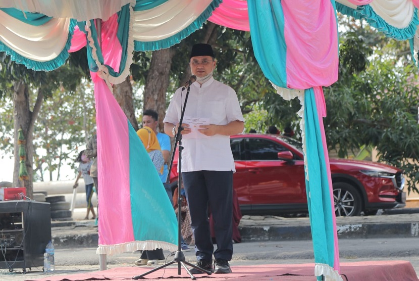  Gubernur Kepulauan Bangka Belitung (Babel), Erzaldi Rosman didampingi Forkopimda Prov. Kepulauan Babel melepas ekspor perdana 10.000 ton cangkang sawit, di Pelabuhan Tanjung Gudang Belinyu, Kamis (6/8).