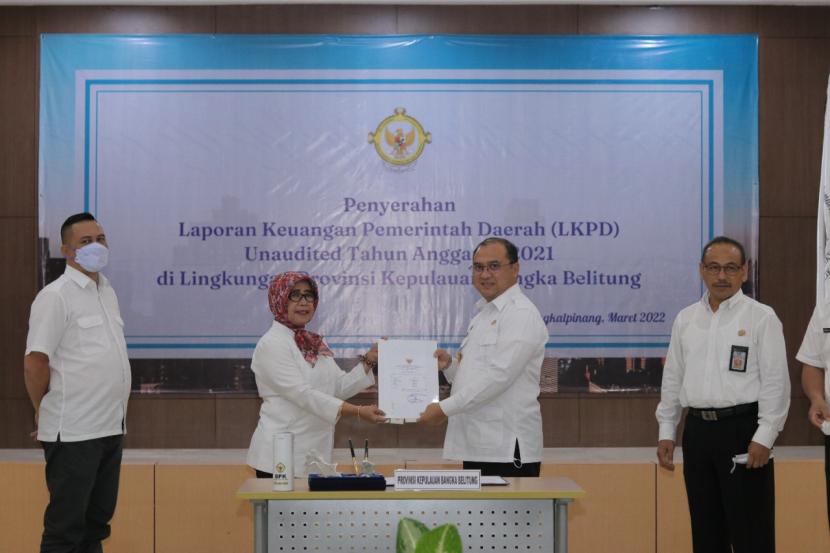  Gubernur Kepulauan Bangka Belitung (Babel) Erzaldi Rosman didampingi tim menyampaikan Laporan Keuangan Pemerintah Daerah (LKPD) Provinsi Kepulauan Bangka Belitung Tahun 2021 Unaudited.