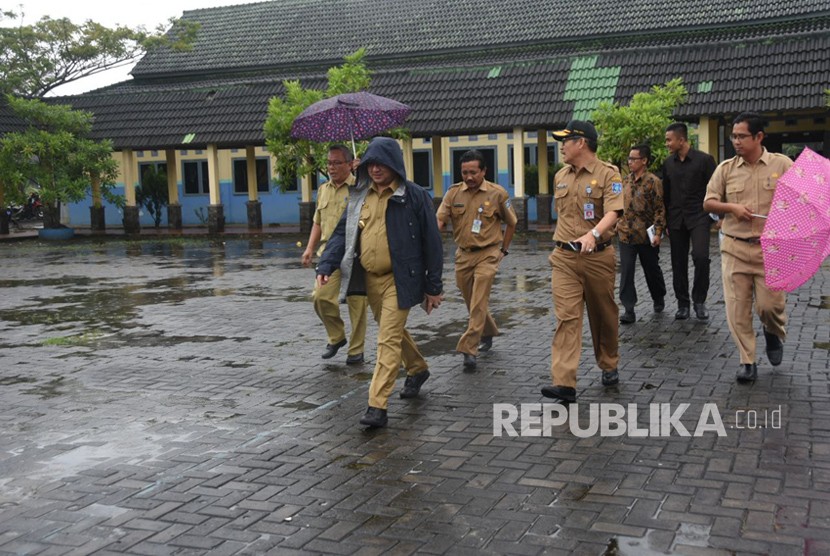 Gubernur Kepulauan Bangka Belitung (Babel) Erzaldi Rosman Djohan melakukan inspeksi mendadak (Sidak) ke SMKN 4 Pangkalpinang, Senin (18/12).