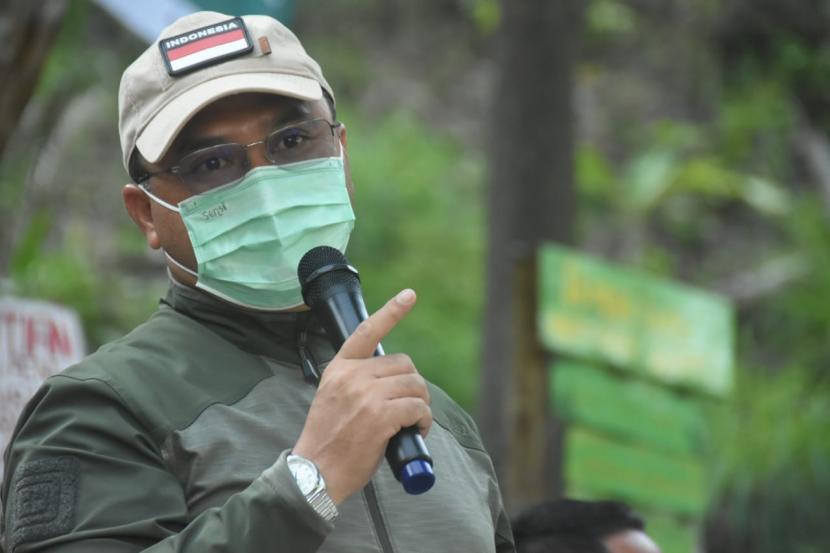 Gubernur Kepulauan Bangka Belitung (Babel), Erzaldi Rosman hadir dan berpartisipasi dalam kegiatan penanaman pohon di Bukit Kejora, Desa Beluluk, Bangka Tengah, Ahad (18/10).