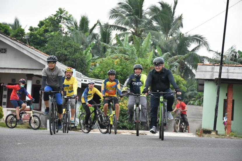 Gubernur Kepulauan Bangka Belitung (Babel), Erzaldi Rosman, Jumat (18/12/20) melakukan kegiatan natak kampung menggunakan sepeda dimulai dari Desa Kimak dan berakhir di Polman Timah Sungailiat dengan perkiraan jarak yang ditempuh sejauh 23 kilometer. 