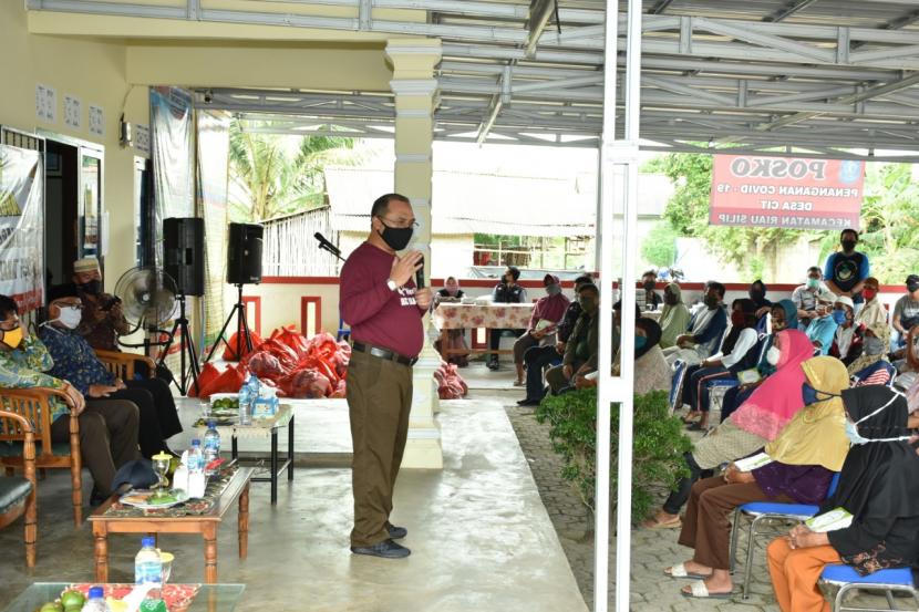  Gubernur Kepulauan Bangka Belitung (Babel), Erzaldi Rosman kembali berikan edukasi guna memutus rantai penyebaran Corona Virus Disease 2019 (Covid -19), di Kantor Desa Cit, Kabupaten Bangka, Kamis (23/4).