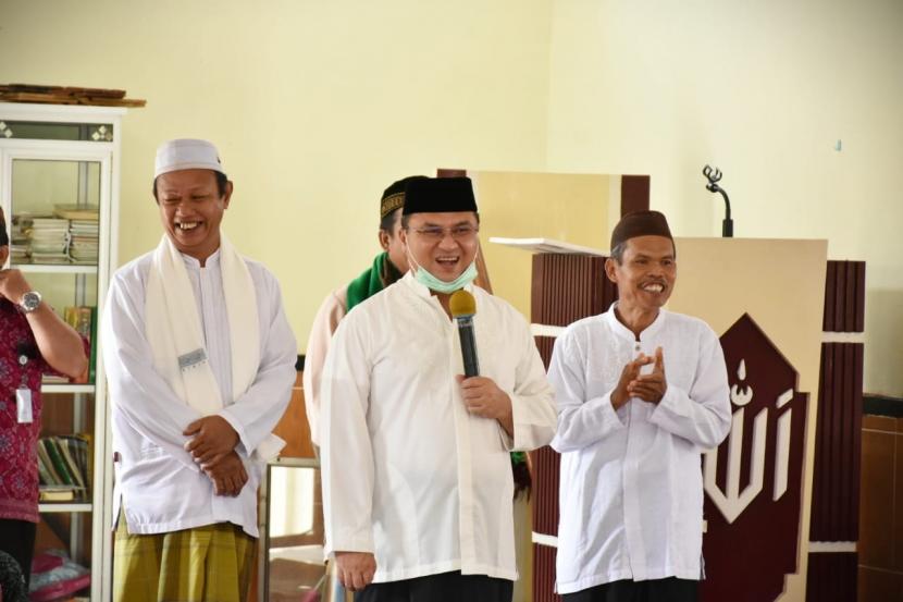 Gubernur Kepulauan Bangka Belitung (Babel), Erzaldi Rosman, melakukan Safari Jumat sekaligus menyampaikan bantuan sejumlah Rp 500 juta untuk Masjid Annajah Sungai Selan.