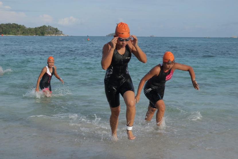 Gubernur Kepulauan Bangka Belitung (Babel), Erzaldi Rosman melepas peserta Indonesia Triathlon Series 2021 di Pantai Sheraton Hotel Belitung, Sabtu (13/3).