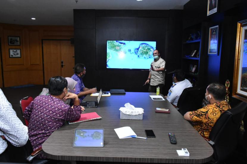 Gubernur Kepulauan Bangka Belitung (Babel), Erzaldi Rosman membahas perlunya Peraturan Gubernur (Pergub) untuk pembangunan Pelabuhan Terminal Khusus di ruang kerjanya, Kamis (15/10).