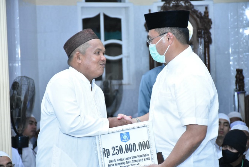 Gubernur Kepulauan Bangka Belitung (Babel), Erzaldi Rosman memberikan bantuan untuk Masjid An Nur sebesar Rp 135 juta dan Majelis Jama
