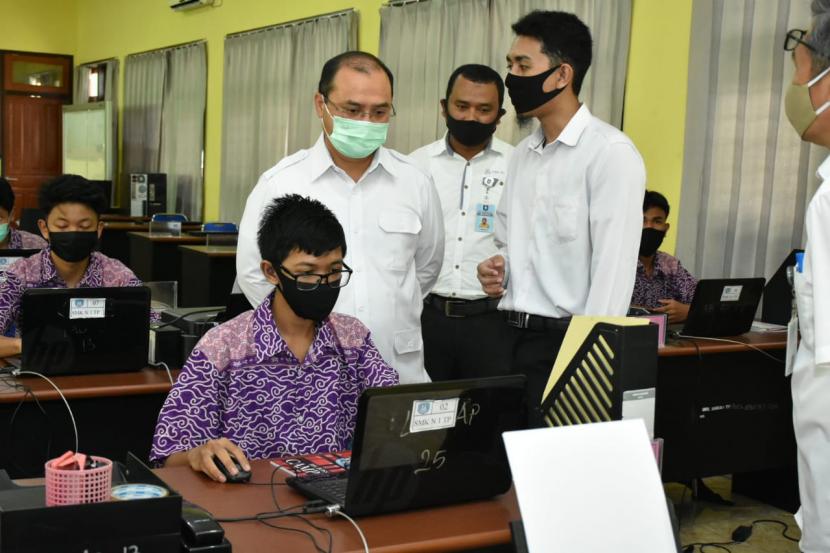 Gubernur Kepulauan Bangka Belitung (Babel), Erzaldi Rosman memberikan sebuah laptop kepada seorang siswi bernama Sri Regina kelas 10 Teknik Komputer Jaringan (TKJ) 1, SMK Negeri 1 Tanjung Pandan dalam agenda kunjungan ke Pulau Belitung, Rabu (2/9).