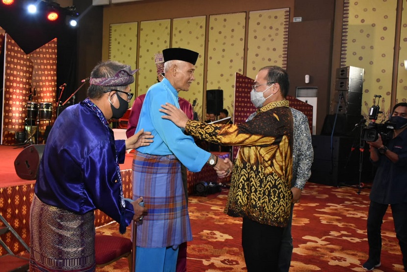  Gubernur Kepulauan Bangka Belitung (Babel), Erzaldi Rosman mendampingi perwakilan Kementerian Pendidikan dan Kebudayaan Republik Indonesia untuk memberikan penghargaan kepada Dato