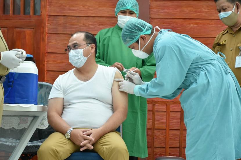 Gubernur Kepulauan Bangka Belitung (Babel), Erzaldi Rosman menerima vaksinasi Covid-19 dosis kedua di Rumah Sakit Umum Daerah (RSUD) Dr. (H.C) Ir. Soekarno, Senin (1/2) pagi.