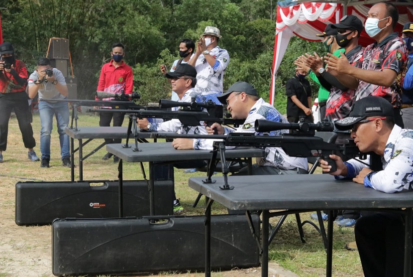 Gubernur Kepulauan Bangka Belitung (Babel), Erzaldi Rosman menghadiri kegiatan lomba menembak dalam rangka memperingati hari jadi Korps Brimob ke-75 tahun 2020 di Lapangan Tembak Brimob, Sabtu (7/11/20).