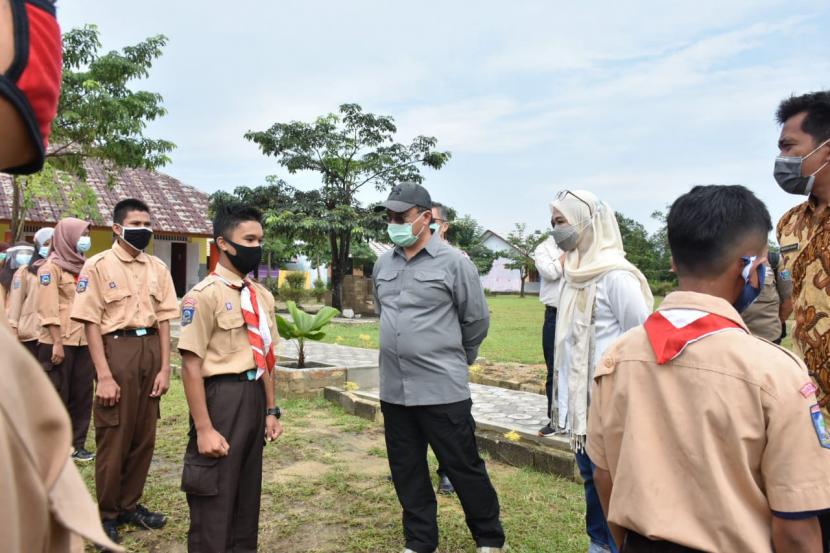 Gubernur Kepulauan Bangka Belitung (Babel), Erzaldi Rosman mengharapkan lulusan SMK bisa menciptakan lapangan pekerjaan. Hal itu ditegaskan saat meninjau SMK 1 Air Gegas Kec. Air Gegas, Kab. Bangka Selatan, Sabtu (17/10).