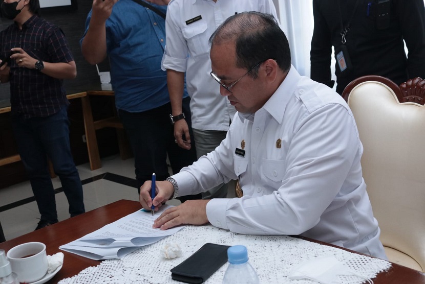 Gubernur Kepulauan Bangka Belitung (Babel), Erzaldi Rosman mengungkapkan bahwa Upah Minimum Provinsi (UMP) Babel tahun 2022 disepakati mengalami kenaikan 1,08 persen atau naik sebesar Rp 34.859,44. 
