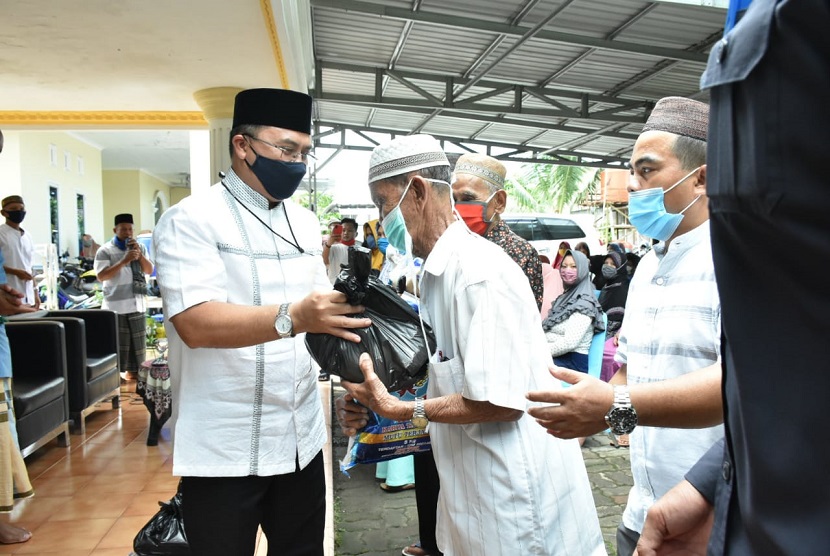 Gubernur Kepulauan Bangka Belitung (Babel), Erzaldi Rosman mengunjungi sekaligus membagikan bantuan paket sembako pada masyarakat sekitar Jalan Girimaya, Gang Batu Rubi, Girimaya, Senin (1/6).
