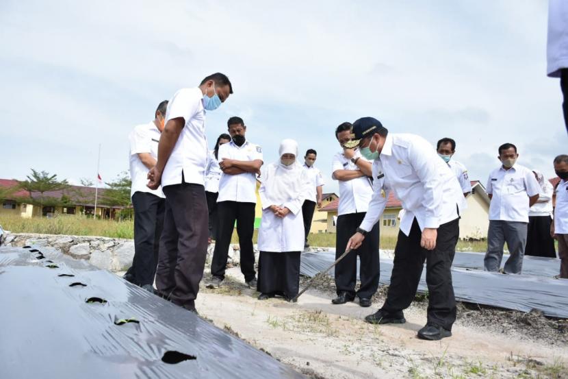 Gubernur Kepulauan Bangka Belitung (Babel), Erzaldi Rosman mengunjungi SMK Negeri 1 Kelapa untuk mengetahui kondisi sekolah SMK pembelajaran di masa pandemi Covid -19, Rabu (30/9/20).