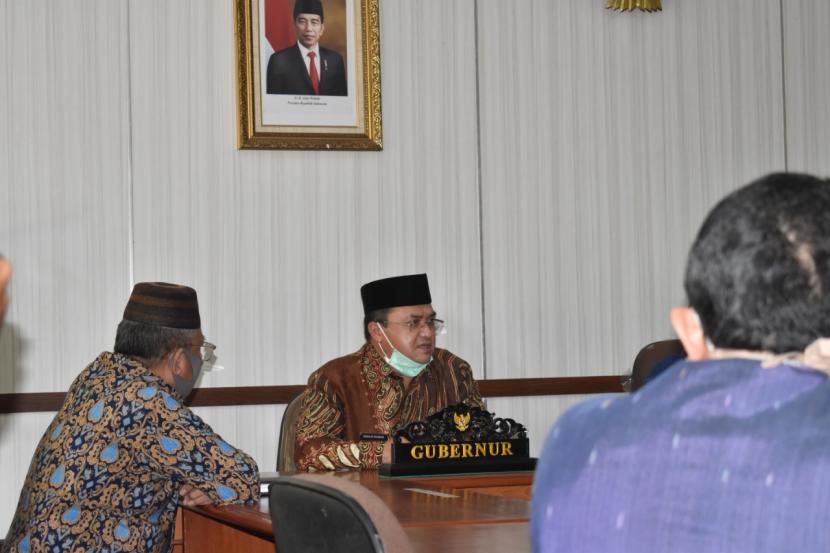 Gubernur Kepulauan Bangka Belitung (Babel), Erzaldi Rosman, menyampaikan usulan Raperda di Ruang Bapemperda Kantor DPRD Provinsi Kepulauan Bangka Belitung, Jumat (2/10).