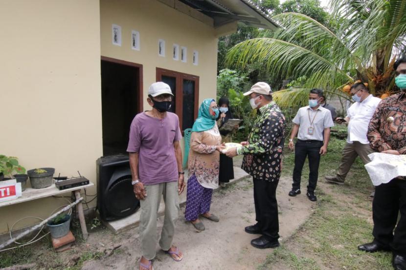 Gubernur Kepulauan Bangka Belitung (Babel), Erzaldi Rosman, menyerahkan kunci rumah layak huni di Dusun Selingsing, Kecamatan Gantung, Belitung Timur (Beltim), Kamis (5/11). 