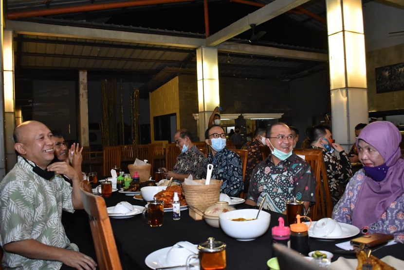 Gubernur Kepulauan Bangka Belitung (Babel), Erzaldi Rosman menyiapkan jamuan makan malam saat kedatangan Menteri Koperasi dan UKM Republik Indonesia, Teten Masduki ke Provinsi Kepulauan Bangka Belitung. 