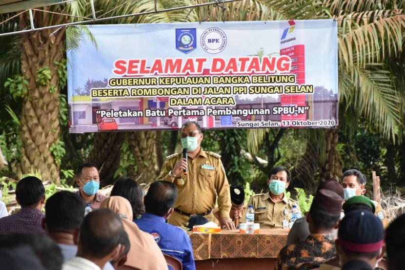 Gubernur Kepulauan Bangka Belitung (Babel), Erzaldi Rosman saat  peletakan batu pertama pembangunan SPBU-N di  Kelurahan Sungai Selan, Bangka Tengah, Selasa (13/10).