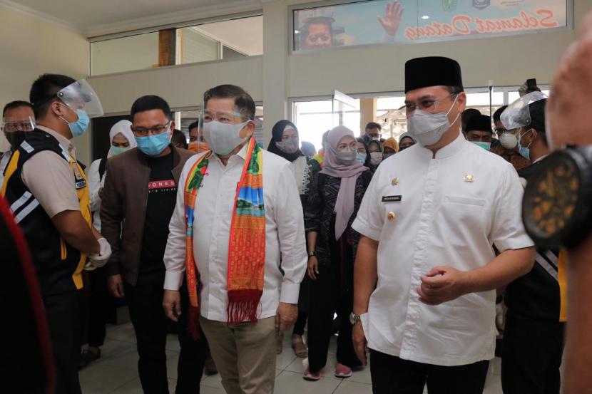 -Gubernur Kepulauan Bangka Belitung (Babel), Erzaldi Rosman sambut kedatangan Menteri PPN/ Bappenas Republik Indonesia, Suharso saat tiba di Bandar Udara HS Hanandjoeddin Belitung, pada Kamis (3/9/20) pukul 11.10 menggunakan jet pribadinya. 