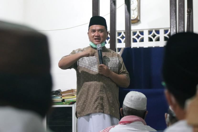 Gubernur Kepulauan Bangka Belitung (Babel) Erzaldi Rosman, Senin (19/10) pagi lalu, melaksanakan kegiatan Sajadah Fajar di Masjid Ar Rahman, Kampung Daya Pal 4, Kecamatan Muntok, Kabupaten Bangka Barat. 