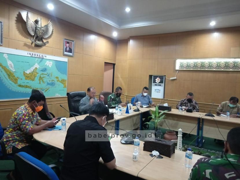 Gubernur Kepulauan Bangka Belitung (Babel), Erzaldi Rosman tegaskan mulai Senin, 4 satuan tugas (satgas) akan mulai bertugas. Hal ini dikatakan dalam Rapat Terbatas dengan Forum Koordinasi dan Pimpinan Daerah (Forkopimda) Bersama Pemerintah Kabupaten Belitung dan Belitung Timur, di Ruang Rapat Kantor Bupati Belitung, Ahad (22/8). 