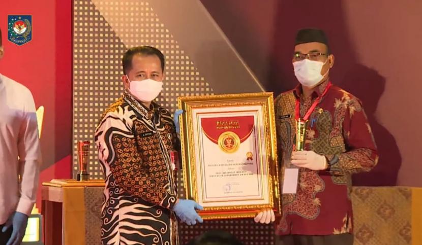 Gubernur Kepulauan Bangka Belitung, diwakili Asisten Administrasi Umum, Darlan, yang menerima penghargaan 