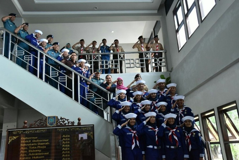 Gubernur Kepulauan Bangka Belitung, Erzaldi Rosman Djohan berfoto dengan para peserta Lomba Pelayaran Lingkar Nusantara Sail Sabang 2017 tingkat Nasional, di Kantor Gubernur Babel, Kamis (11/1). 