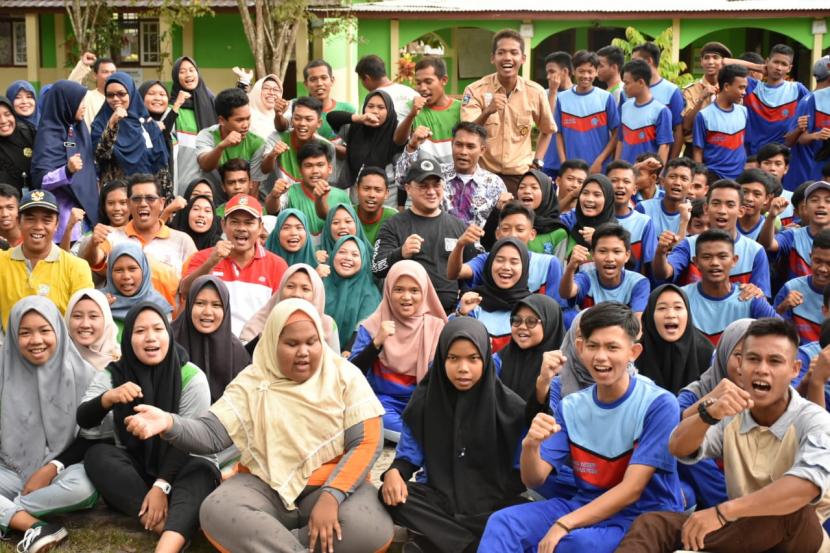 Gubernur Kepulauan Bangka Belitung, Erzaldi Rosman lakukan tatap muka bersama pelajar SMK Perikanan dan Pertanian Kecamatan Dendang, Jumat (06/03/2020) di Ruang Pertemuan SMK Negeri 1 Dendang, Kabupaten Belitung Timur. 