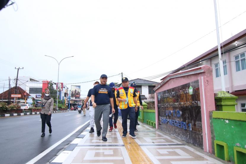 Gubernur Kepulauan Bangka Belitung, Erzaldi Rosman meresmikan trotoar atau pedestrian yang difungsikan sebagai tempat para pejalan kaki sepanjang 300 meter. 