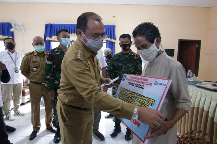 Gubernur Kepulauan Bangka Belitung, Erzaldi Rosman secara simbolis memberikan BST kepada 1.616 KPM di seluruh Kabupaten Belitung dengan nilai bantuan sebanyak Rp 484.800.000. 