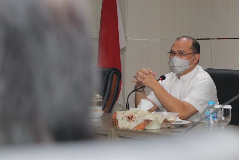  Gubernur Kepulauan Bangka Beliung, Erzaldi Rosman kembali menggagas gerakan di bidang pendidikan yang dinamai Gerakan Bangka Belitung Satu Rumah Satu Sarjana. 