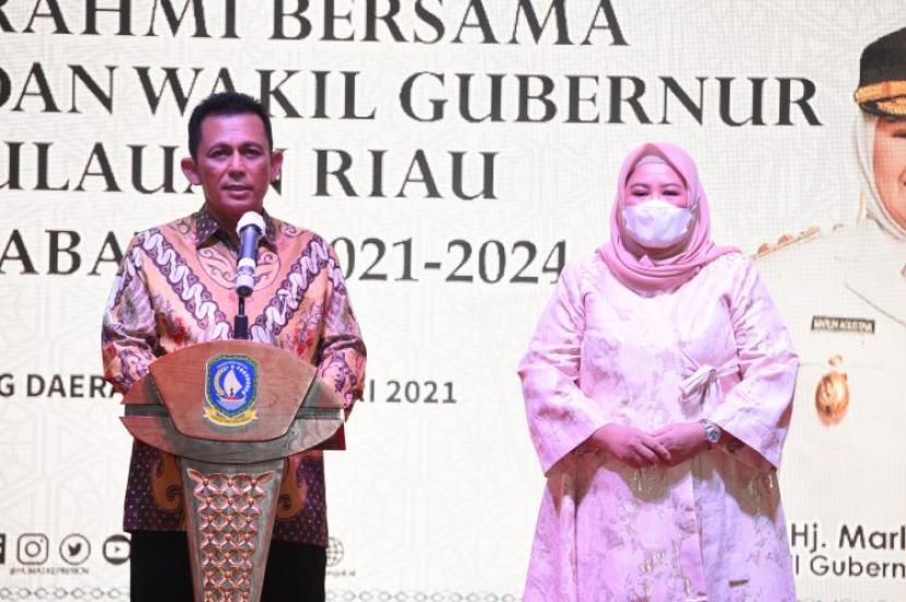 Gubernur Kepulauan Riau Ansar Ahmad (kiri) meminta maaf karena batal memberikan bantuan motor kepada RT/RW. (ILUSTRASI)