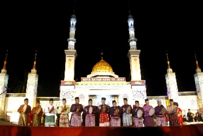Gubernur Kepulauan Riau dan segenap Muspida Kota Batam memukul kompang bersama sebagai tanda pembukaan Musabaqah Tilawatil Quran (MTQ) Tingkat Kota Batam ke-XXVII di Dataran Engku Putri, Batam.