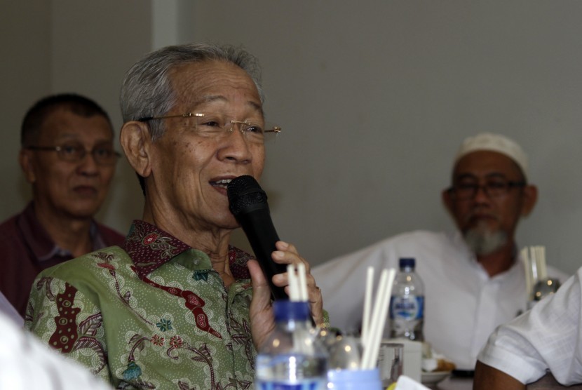 Gubernur Kepulauan Riau, HM Sani berdiskusi saat mengadakan sarapan bersama dengan sejumlah tokoh masyarakat di Batam, Minggu (22/2).