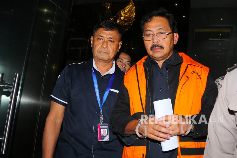 Gubernur Kepulauan Riau Nurdin Basirun (kanan) mengenakan rompi tahanan usai menjalani pemeriksaan di Gedung KPK, Jakarta, Jumat (12/7/2019). 