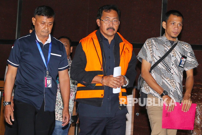 Gubernur Kepulauan Riau Nurdin Basirun (tengah) mengenakan rompi tahanan usai menjalani pemeriksaan di Gedung KPK, Jakarta, Jumat (12/7/2019).