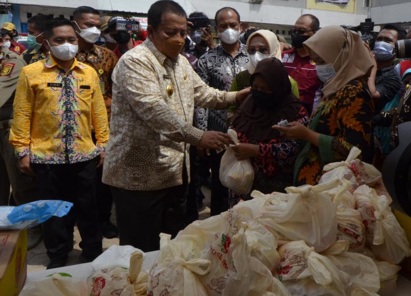 Gubernur Lampung Arinal Djunaidi (kedua kiri) memantau langsung pelaksanaan operasi pasar minyak goreng kemasan murah di Pasar Kangkung, Bandar Lampung. Arinal Djunaidi mengatakan akan fokus mengembangkan sektor peternakan melalui peningkatan populasi ternak di daerahnya.