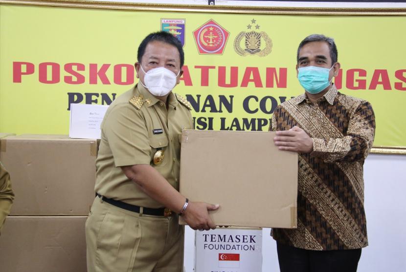 Gubernur Lampung Arinal Djunaidi menerima bantuan dari Sekjen Gerindra Ahmad Muzani. 