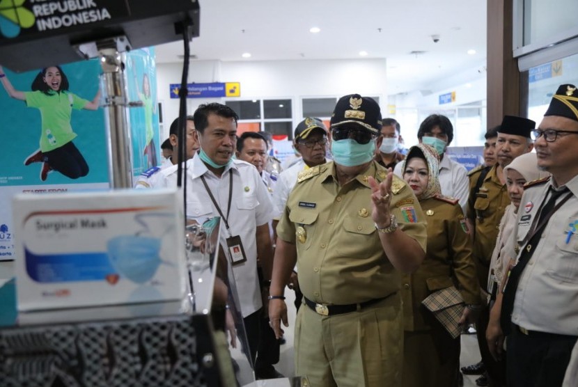 Gubernur Lampung Arinal Djunaidi meninjau kesiapan Bandara Radin Inten II dan Pelabuhan Bakauheni dalam mengantisipasi penyebatan virus corona, Senin (27/1).