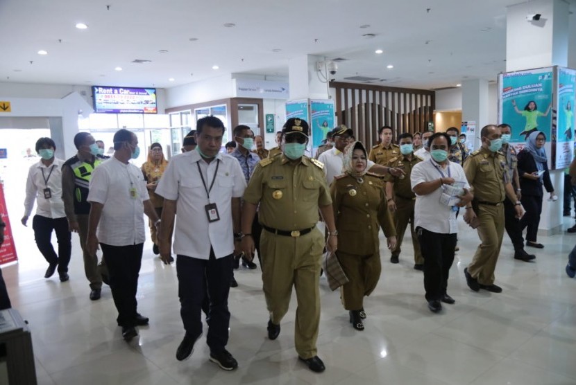 Gubernur Lampung Arinal Djunaidi meninjau kesiapan Bandara Radin Inten II dan Pelabuhan Bakauheni dalam mengantisipasi penyebatan virus corona, Senin (27/1).