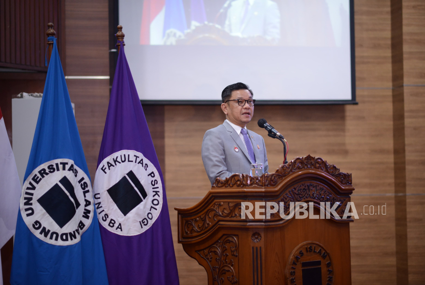 Gubernur Lemhannas Ace Hasan Sadzily saat memberikan kuliah umum di acara milad Fakultas Psikologi Universitas Islam Bandung (Unisba) 