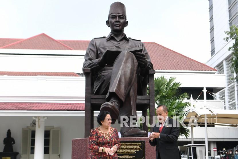 Gubernur Lemhanas Letjen TNI (purn) Agus Widjojo (kanan) bersama Presiden RI ke-5 Megawati Soekarnoputri berbincang di depan patung Bung Karno usai diresmikan di halaman Gedung Lembaga Ketahanan Nasional (Lemhanas), Jakarta, Kamis (20/5/2021). Patung Bung Karno yang ukurannya mencapai empat meter itu diresmikan Megawati Soekarnoputri bertepatan dengan Hari Ulang Tahun (HUT) ke-56 Lemhanas. 