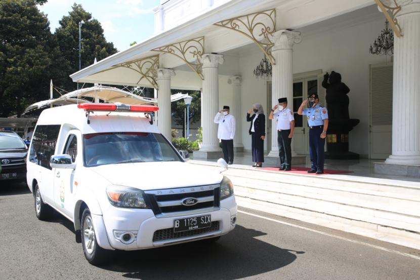 Gubernur Lemhannas, Letjen (Purn) Agus Widjojo memberikan penghormatan terakhir kepada Rosita Sofyan Noer di halaman Gedung Trigatra, Lemhannas, Jakarta Pusat, Senin (13/7).