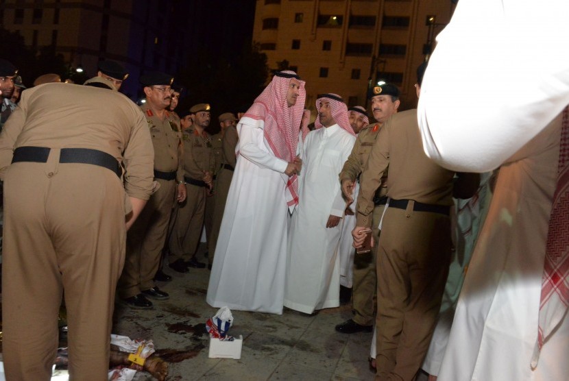 Gubernur Madinah, Faisal bin Salman bin Abdulaziz (tengah), bersama aparat keamanan memeriksa lokasi ledakan di luar lingkungan kompleks Masjid Nabawi, Madinah, Arab Saudi, Senin (4/7). 