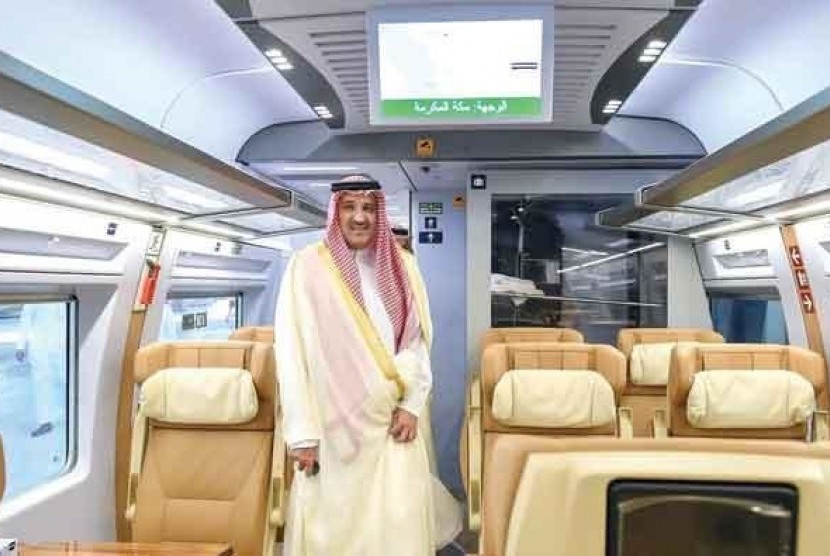 Gubernur Madinah Pangeran Faisal bin Salman naik kereta Haramain berkecepatan tinggi dari Madinah ke Makkah pada Jumat (16/4) (Foto: Arab News).