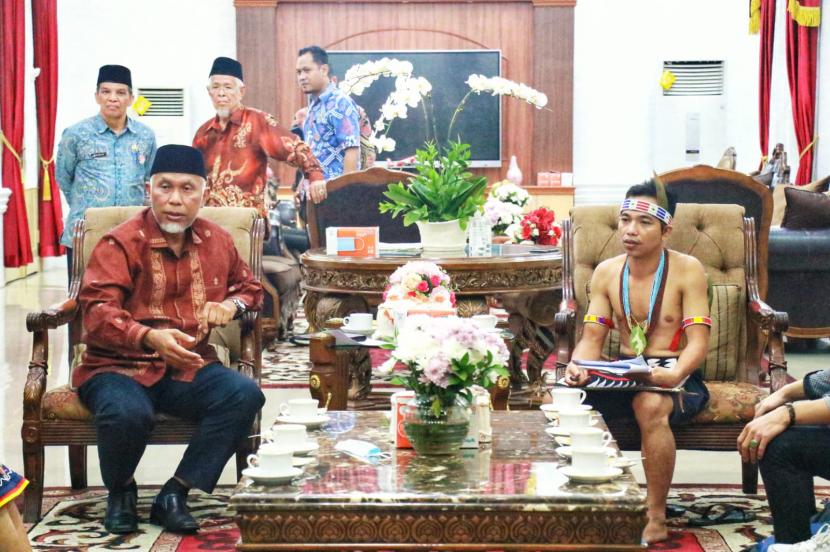 Gubernur Mahyeldi saat menerima audiensi Aliansi Mentawai Bersatu dan beberapa perwakilan dari Lembaga Bantuan Hukum (LBH) Kota Padang dan Kepulauan Mentawai di Istana Gubernuran, Kamis (25/8/2022).