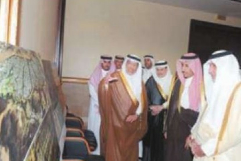 Gubernur Makkah, Pangeran Khaled Al Faisal (kiri depan)