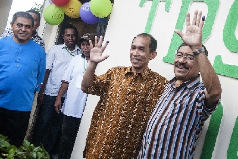 Gubernur Maluku  Said Assagaf (dua kanan) - Zeth Sahuburua (kanan).