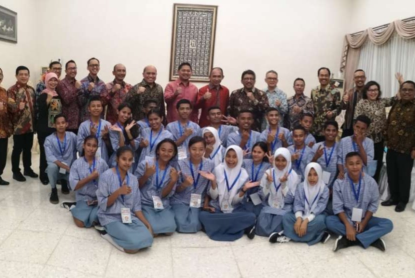 Gubernur Maluku Said Assagaff beserta Direktur Utama PT Jasa Raharja (Persero) Budi Rahardjo S, melepas siswa Program Siswa Mengenal Nusantara 2018 ke Riau